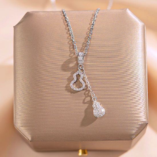 图片 Japanese and Korean style light luxury diamond silver tassel gourd necklace for women niche temperament titanium steel clavicle chain high-end jewelry