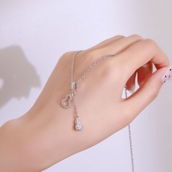 图片 Japanese and Korean style light luxury diamond silver tassel gourd necklace for women niche temperament titanium steel clavicle chain high-end jewelry